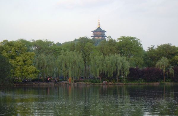 西湖景区:国家AAAAA级旅游景区. 杭州西湖 :位于浙江省杭州市西部,杭州市市中心,著名潟湖,旧称武林水也称西子湖,是江南三大名湖之一。其余三面环山,面积约6.5平方千米,南北长约3.2千米,东西宽约2.8千米,云山秀水是西湖的底色;山水与人文交融是西湖风景名胜区的格调。西湖之妙,在于湖裹山中,山屏湖外,湖和山相得益彰;西湖的美,在于晴中见潋滟,雨中显空蒙,无论雨雪晴阴都能成美景。 新西湖十景: 是一九八五年经过杭州市民及各地群众积极参与评选,并由专家评选委员会反复斟酌后确定的,分别是: 云栖竹径、满陇
