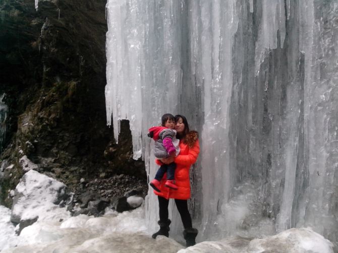 到了燕子沟了,这里果然是名不虚传啊,满地的大雪,四周悬崖上都是冰瀑