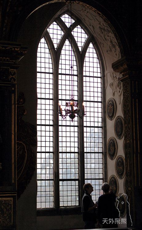 高大的教堂的窗户.