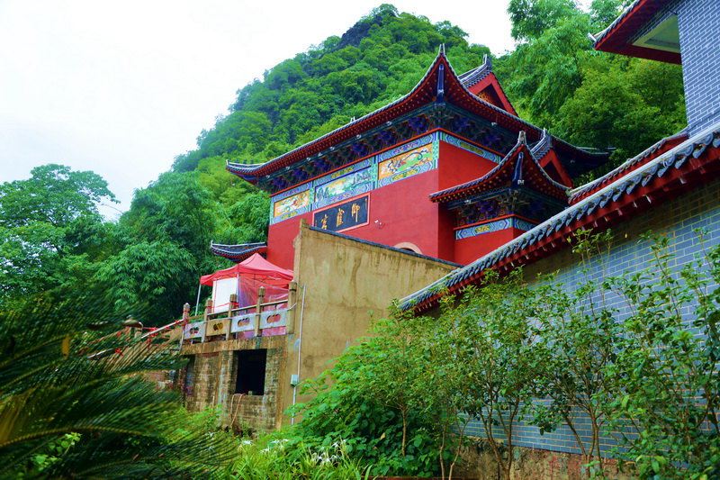 今年鹿峰山景区过三节钻地心,吃粽大赛