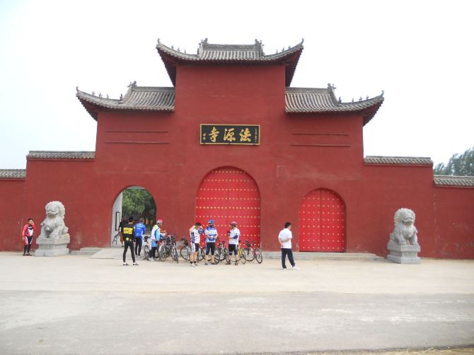 左山寺,又名左山禅寺,位于定陶县马集镇郭庄村南300米处,为省级文物