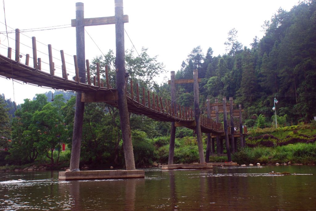 到了梵净山,下车的地方就是寨沙侗寨吊桥.