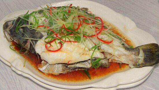清蒸包公鱼,清蒸的做法对鱼肉的鲜美度也是极为挑剔的,稍不新鲜的鱼蒸