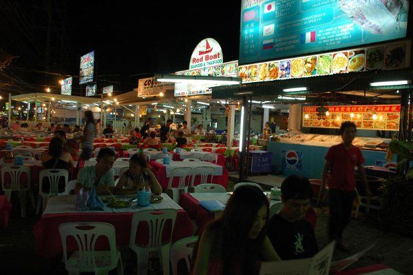 lom ma ,在这里可以找到全芭东海滩上最济的食店,先是如大排档的