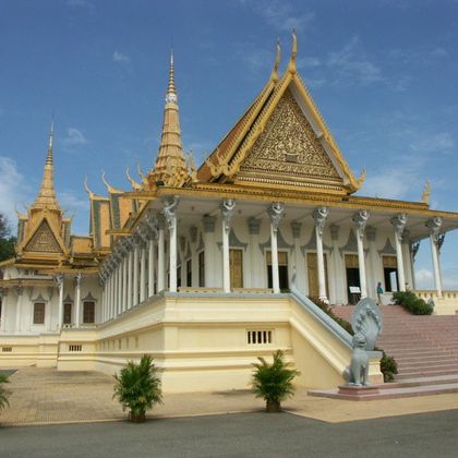 柬埔寨金边王宫+塔山寺+吐斯廉屠杀博物馆+柬埔寨独立纪念碑一日游