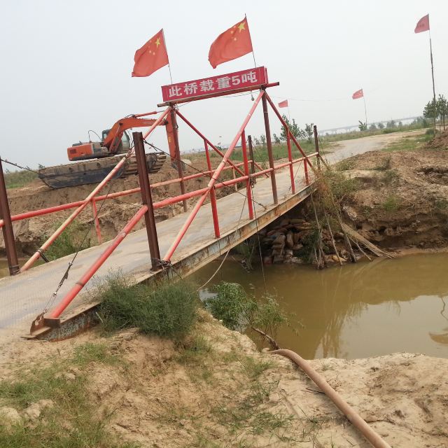 一座简易桥梁通向河边