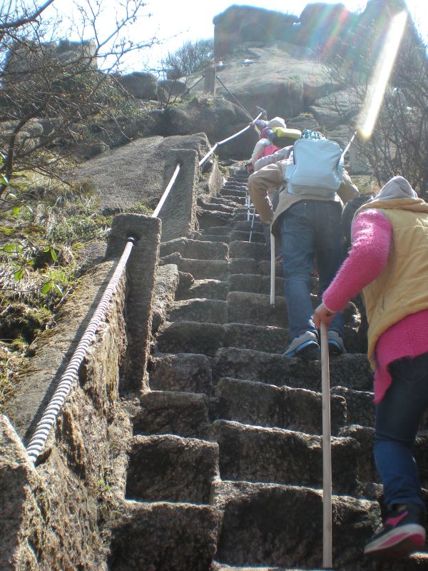 【天都峰鲫鱼背】