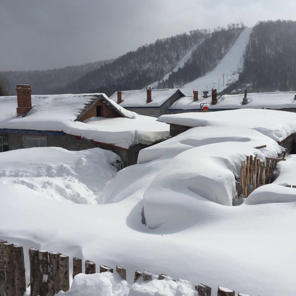 雪乡村庄,完全覆盖在雪下. 雪乡