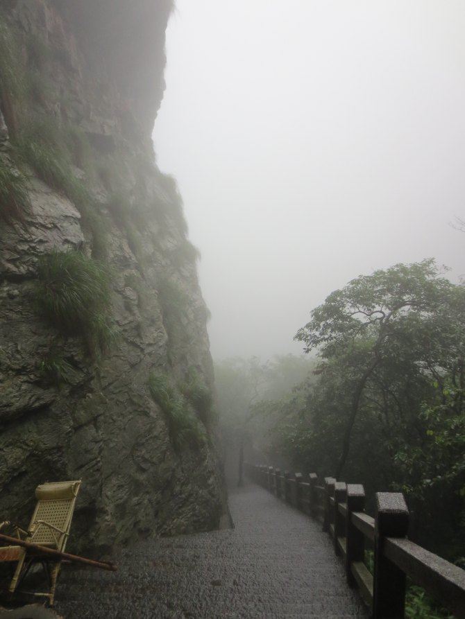 (雨中的三叠泉台阶)