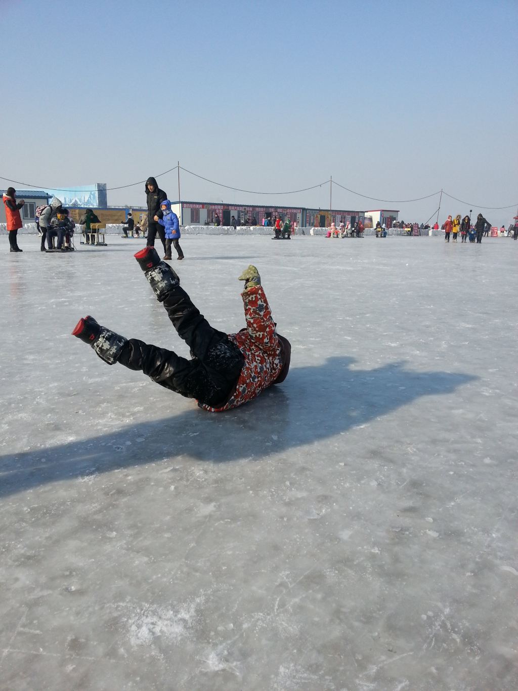 孩子第一次走在冰上,正好摔倒被我拍下来了
