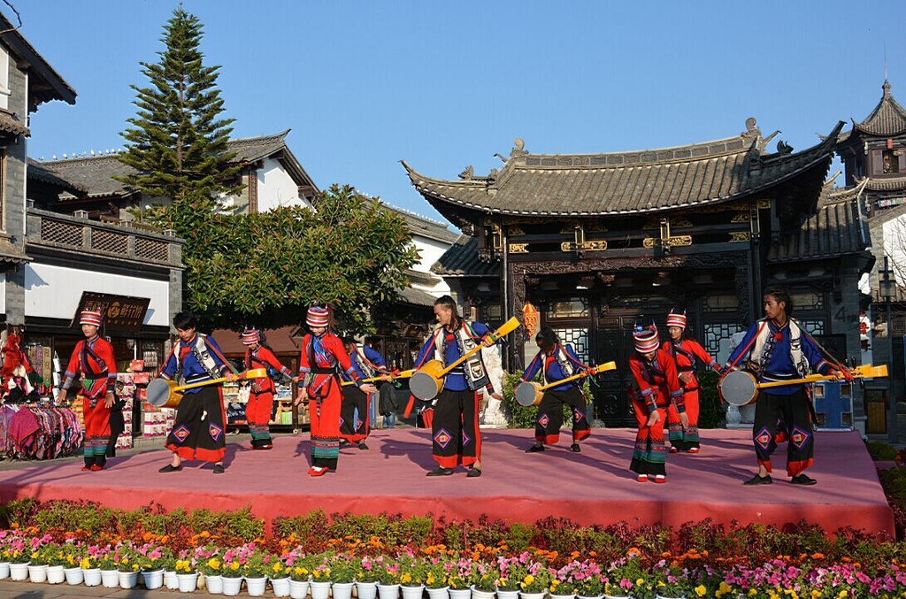 民族村大门口,少数民族的帅哥美女们表演