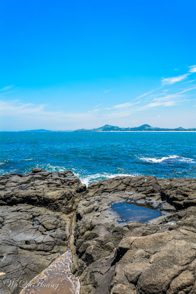 9.火山岛露营 福建漳州滨海火山国家地质公园(简称漳州火山公园)位于福建省漳州市漳浦县前亭镇、龙海县隆教乡滨海一带,衬托在蓝天、碧海、沙滩、绿林之中,集观光旅游、休闲度假、海上娱乐、寻奇探险、科学研究、科普教育为一体,是一处回归大自然的综合性旅游度假区。核心景区包括香山半岛、林进屿和南碇岛,覆盖海陆面积100平方公里。现在的景区设施已经完善,有观光车、高规格酒店、生态木屋别墅群、渔夫厝、草坪餐吧和房车营地,豪华游艇也即将被引进。(摘自火山岛风景区) 【地址】: 福建漳州漳浦前亭镇 【电话】: 400-8