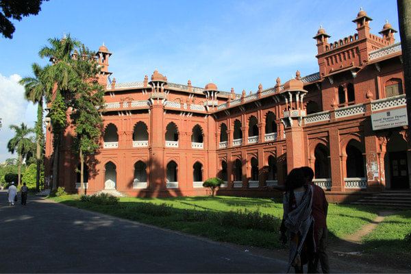 接着我们去下一个地方——dhaka university(达卡大学),这个学校是