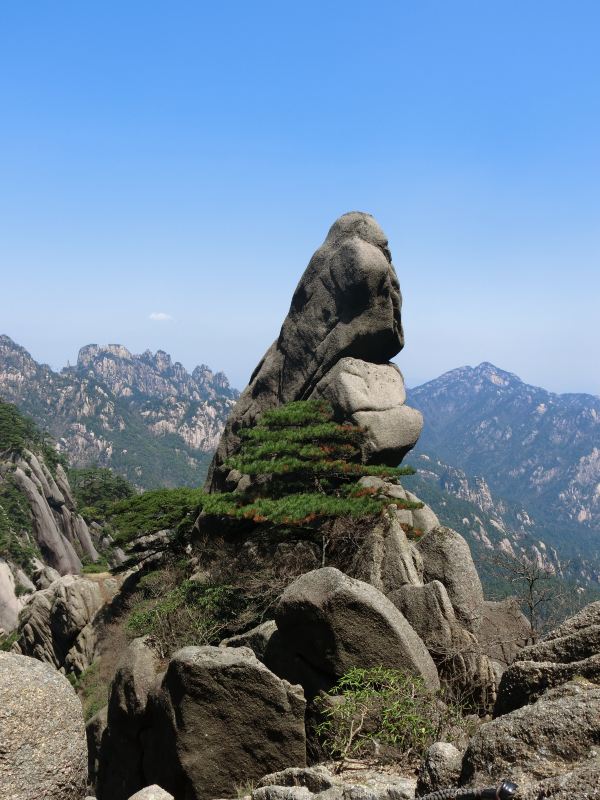 黄山经典之二——【天都峰】  天都峰位于黄山东南,西对莲花峰,东连