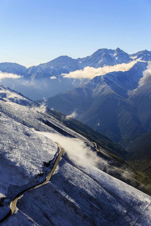 行经此地,可以领略高原赏山脊间公路的峰回路转.