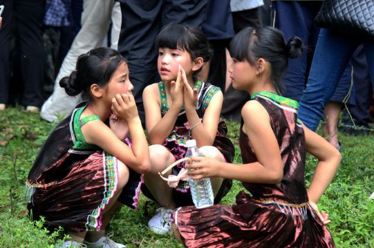 参加歌会的不但有苗侗族的姑娘们,还有孩子,孩子们穿着民族服装,也很