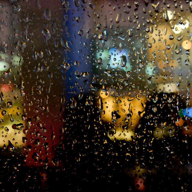 窗外的雨还在下,只能慢慢,再慢慢,找个咖啡馆,看五彩斑斓的也东京.