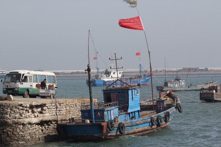 随着经济发展,从事渔业的人越来越少,码头停靠的渔船也不多了.