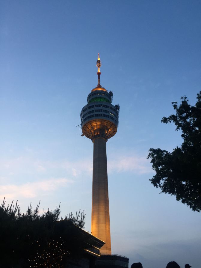 在这里,你可以登塔俯瞰整个大邱夜景,可以吃到美食,可以在游乐园伴着