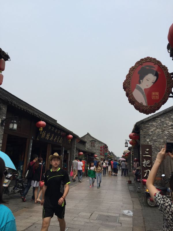 (11) 东关街街景:到处都是扬州三把刀,扬州特产牛皮糖可以做伴手礼