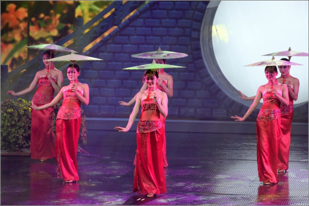 要说再见了,舞台上全体演员出台谢幕,姑娘们手执纸伞来到观众席间告别