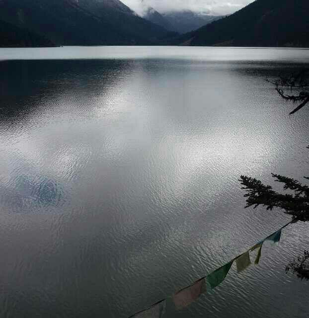 圣湖,平静的如一面镜,圣湖面前,心静如止水