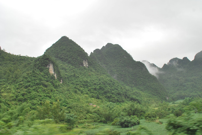 五百里大画廊、观瀑布、买越南小商品、拒戴