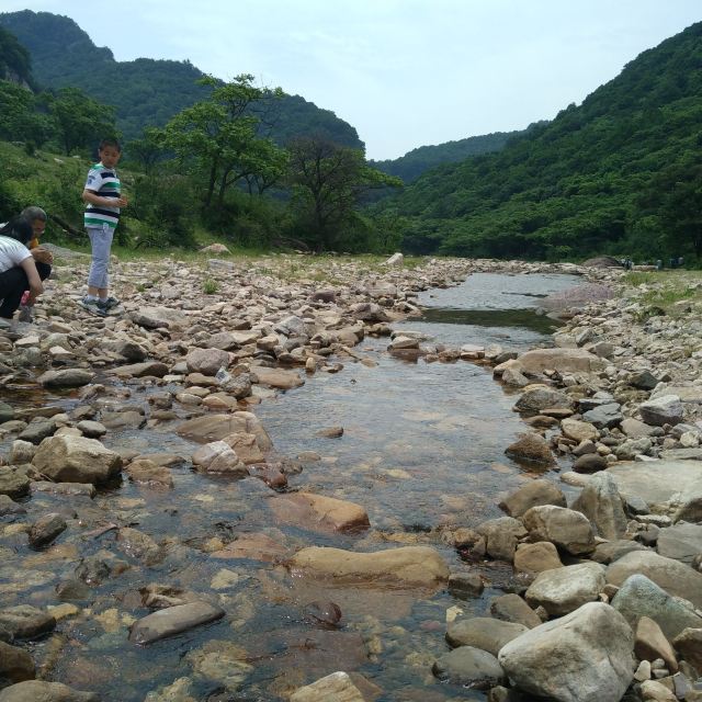 女英峡河滩里摸石头