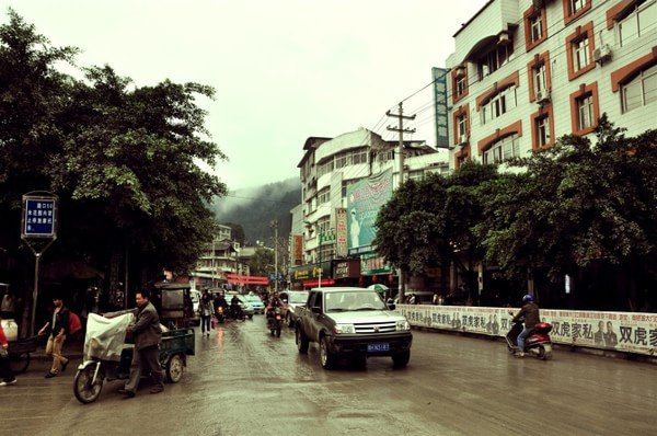 榕江县城街景 泥泞的马路