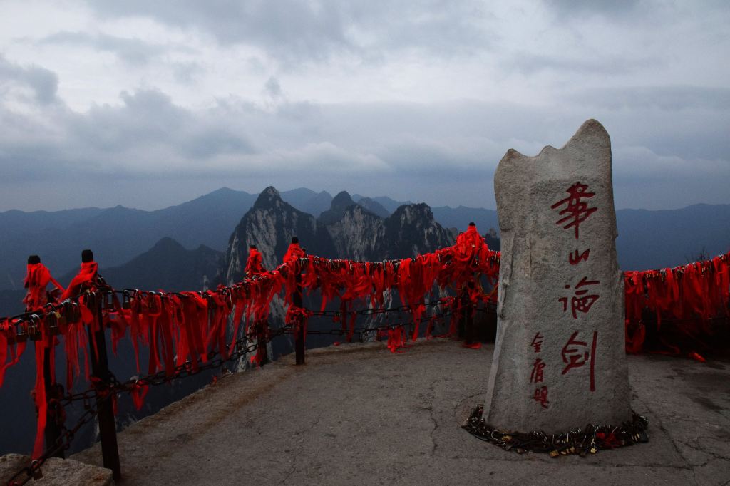 华山论剑的石头有很多个的,没必要在北峰那里挤着拍照,后面的石头人就