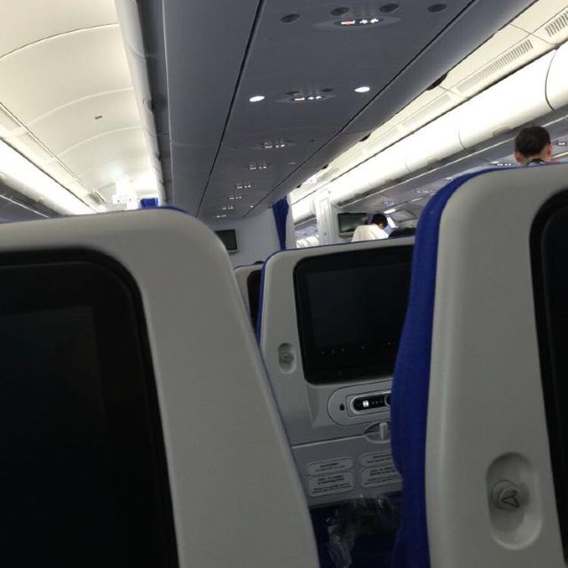 七月中下旬我们这边的一个传统节日,休假五天,刚好儿子也放暑假,决定带他出去溜达溜达,最终选定了新加坡。因为航空公司积分有一点,本来计划选择航空公司的机票+酒店套餐活动,可惜人家活动结束了。最终订了携程的机票+酒店套餐,同时订了旅游保险、签证,携程送个单程接机、半日游、一日无限次上下游览车、一堆优惠卷。 开始携程给酒店是新加坡京华酒店,看了评论说旅行团比较多,果断换到皇后酒店,然后高级房变普通房,早餐也没了,刚好可以体验当地的早餐了。 开始准备办理签证事项,按照携程签证的要求开始准备各种资料,各种复印件、各