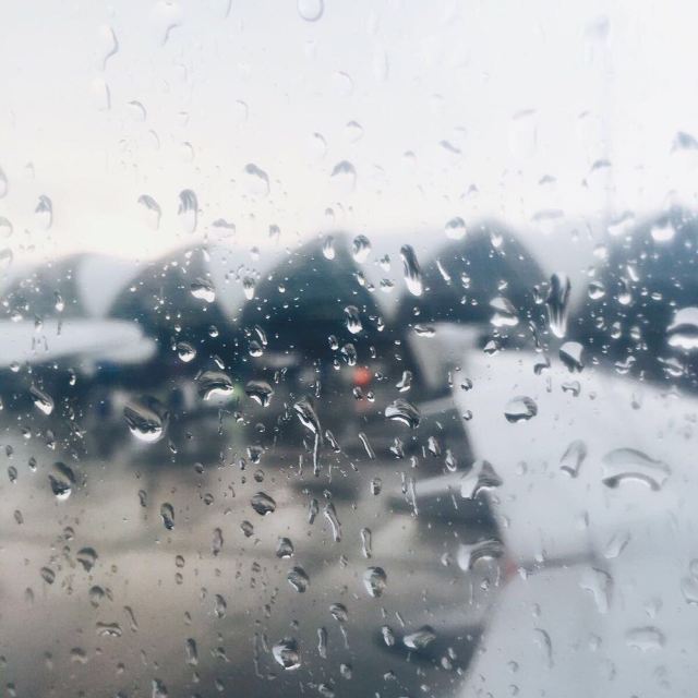 今天下大雨,外面在打雷,我一个人在家害怕这么办?