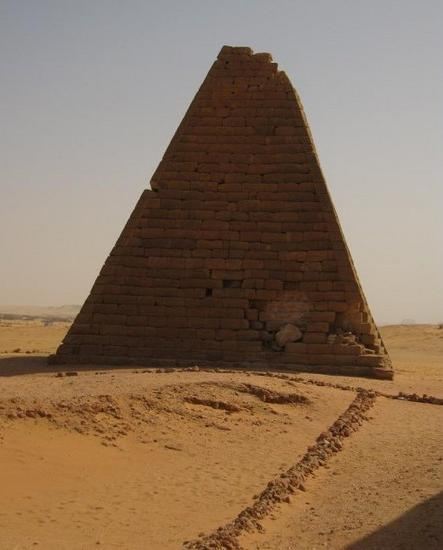 所有的金字塔建于公元前1000-1500年间,至今已有3000多年的历史.