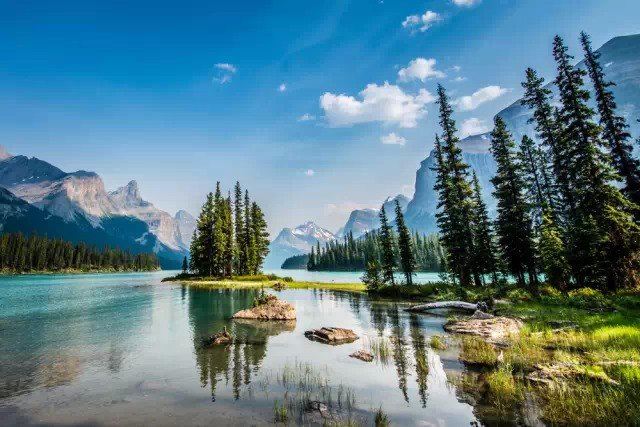 加拿大艾伯塔省落基山脉的湖泊,凭什么它们的