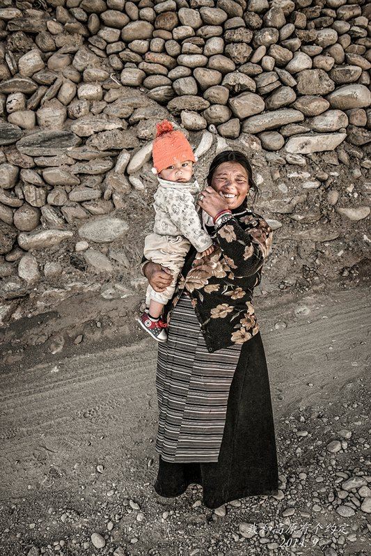 抱小孩的藏族妇女