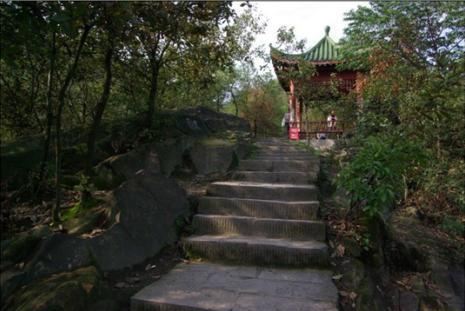 尖刀山有两条路可以上山,一条是从玉清寺上山,具体是在华岩寺风景区往