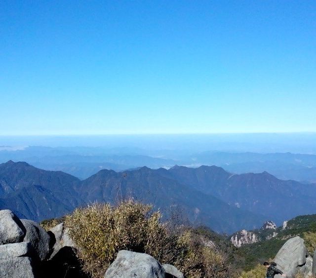 照片中间的是玉京峰东北方的玉华峰