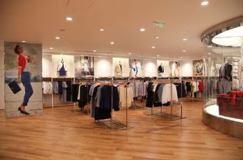 【携程攻略】广州优衣库(维多利广场旗舰店)周