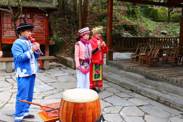 途经点歌台,正遇上土家族的阿哥阿妹在表演,不记得是哪首歌,但对悠扬