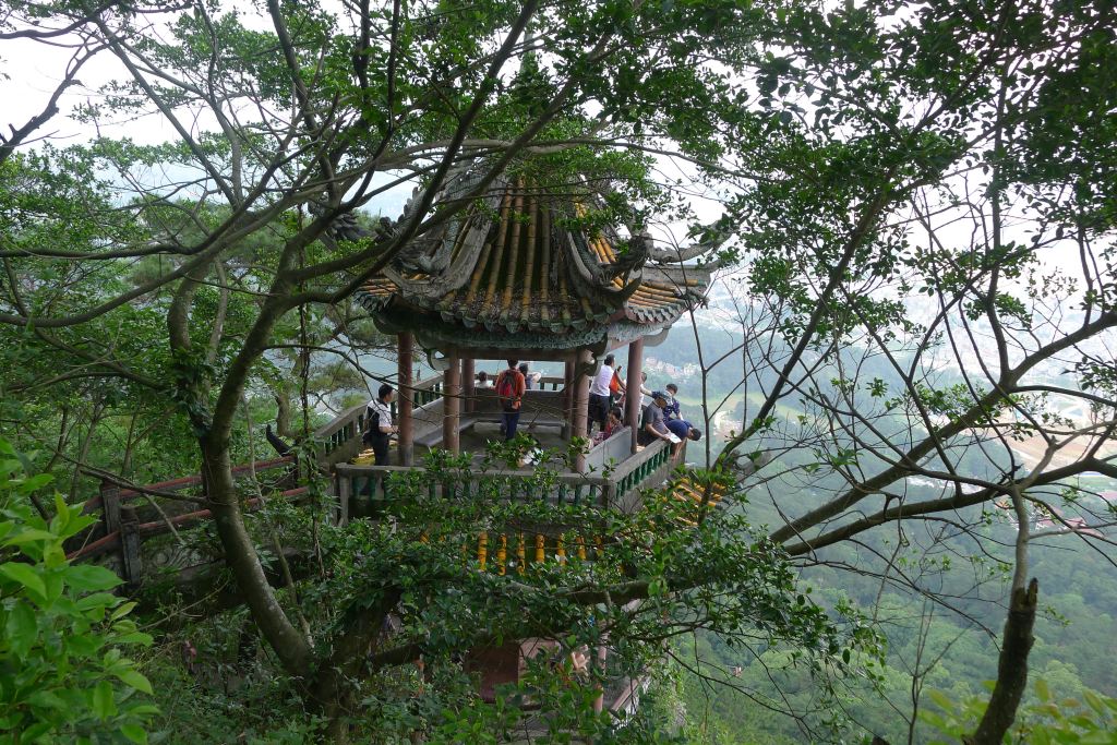 各层分别有通道连接山体 往观音岩方向下山,一直有座蛮气派的殿堂模样