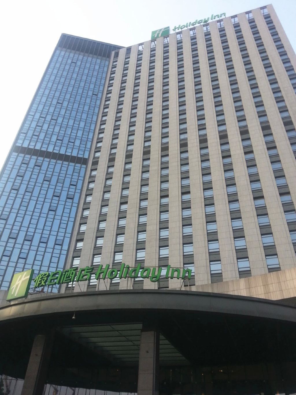比如当晚入住的南通市首个国际五星级酒店——南通绿洲国际假日酒店