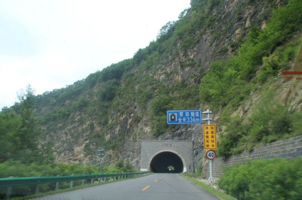 隧道众多,傍山险路,坡陡弯急,超刺激.看到 山顶 植被 稀疏 没毛