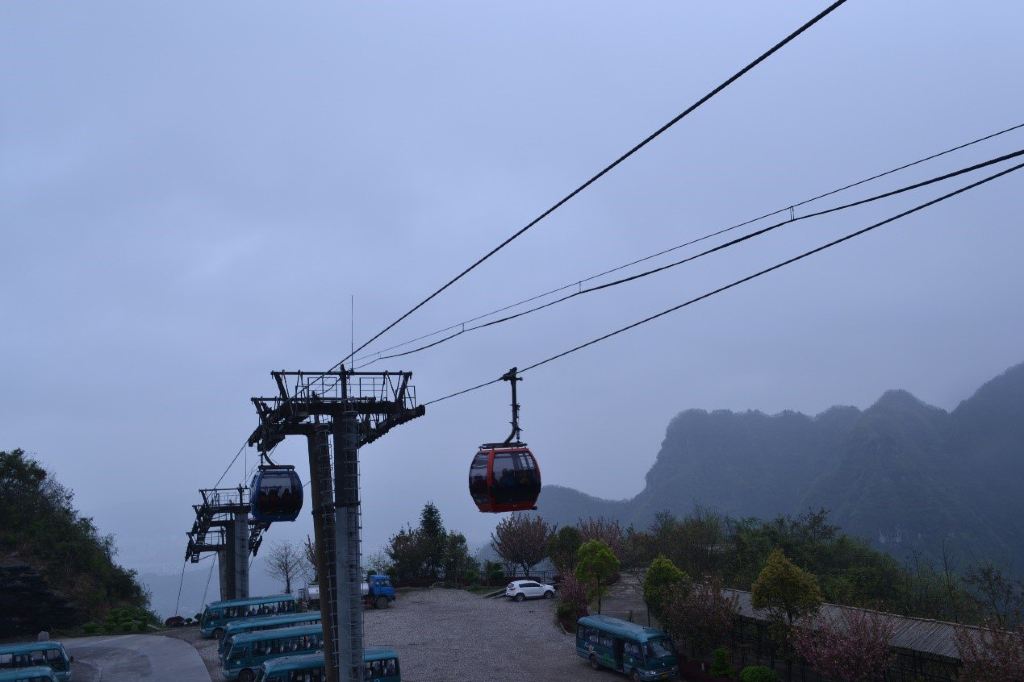 首先坐缆车上去,天门山索道是世界上最长的高山客运索道