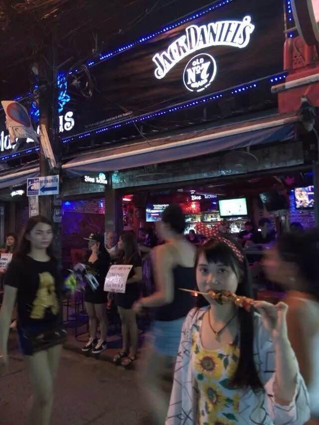 这是酒吧一条街  各种美女吆喝 普吉巴东海滩