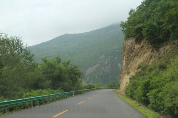 隧道众多,傍山险路,坡陡弯急,超刺激.看到 山顶 植被 稀疏 没毛