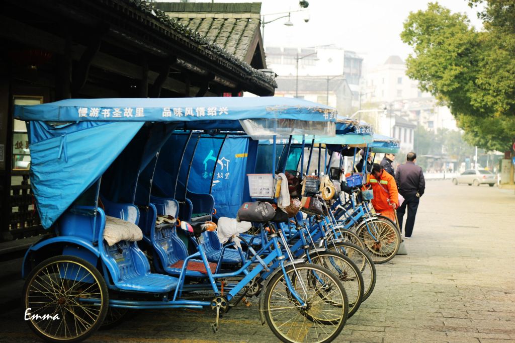 咸亨酒店对面都停著一排三轮车,车夫都带著"乌毡帽,很有绍兴特色.