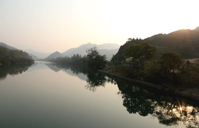 云黄河挟高原之风,浩荡奔流,苏河湘水适江南丝竹,绰约风姿.