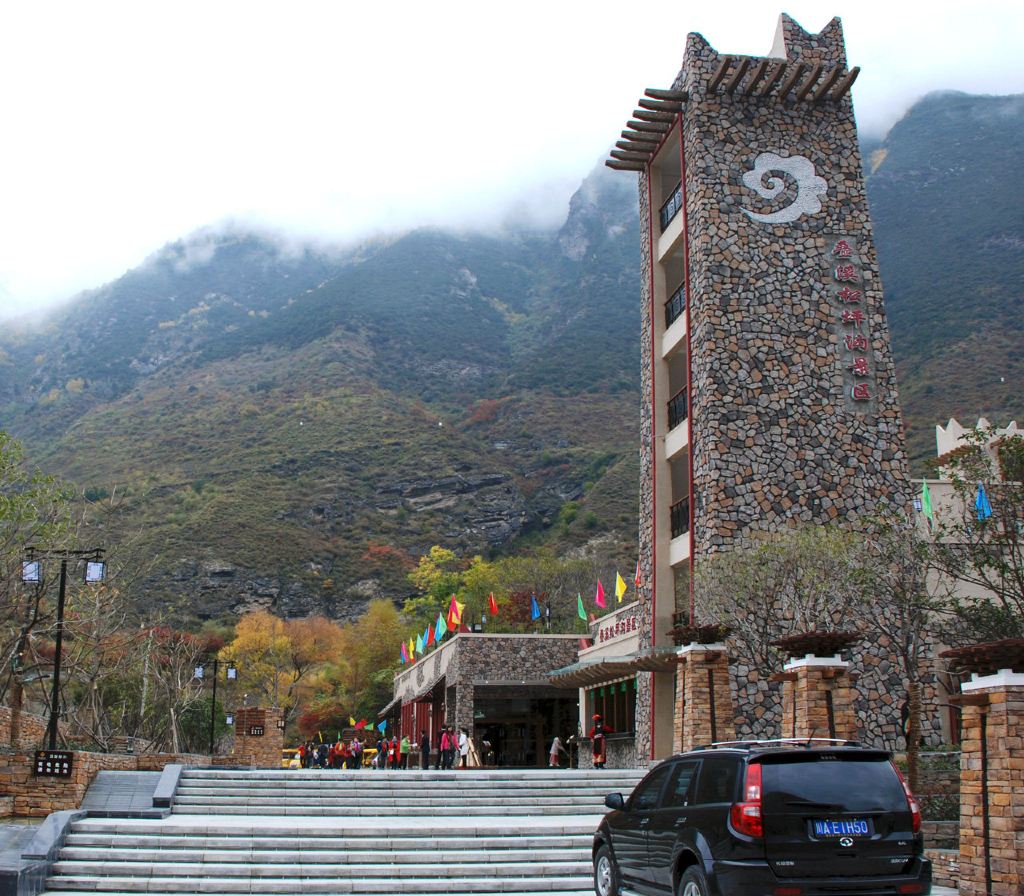叠溪-松坪沟景区在茂县西北叠溪镇,松坪沟乡境内,属于省级风景名胜区
