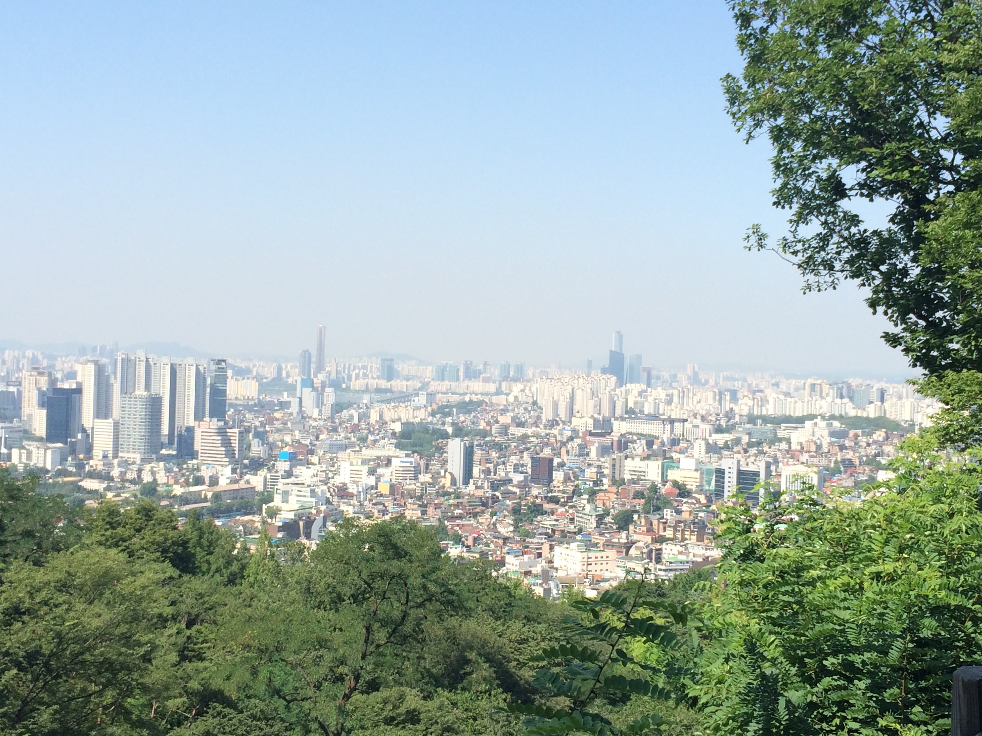 N首尔塔是来韩国必去的景点之一,我们提早在网上订了票,把确认邮件打印出来,拿着打印的纸去一层换门票就可以了,非常方便而且比直接购买要便宜些,弄好票以后就可以根据引导去坐电梯的地方了,之前还会经过一个照相的地方,可以合成和首尔塔的合影,照相之后会给你一张photo number,可以在塔上的观景台换照片,不过一张照片大约60人民币o()o,照相之后就可以去等电梯啦,坐上电梯大约一分钟吧,就到了首尔塔的四层也就是观景的那层。二层和三层有咖啡厅和餐厅,而去五层需要提前预约。