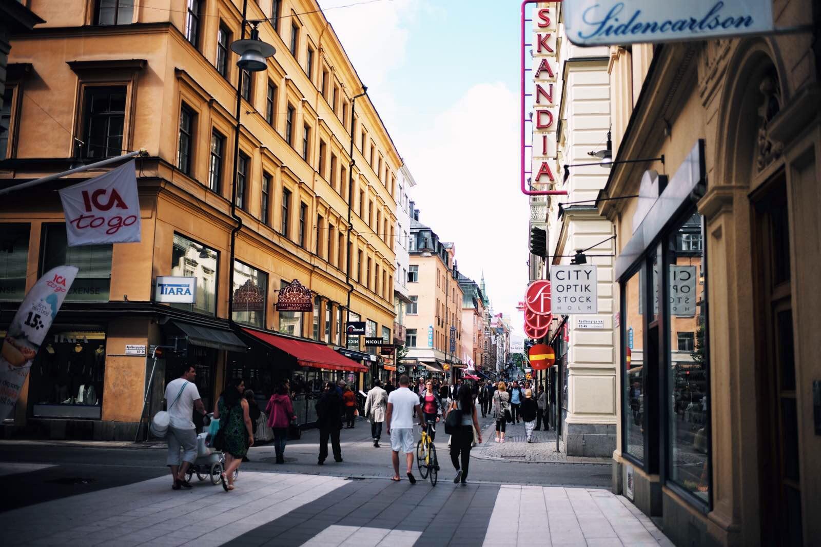 皇后大街(drottninggatan)是瑞典首都斯德哥尔摩的一条著名的商业步行